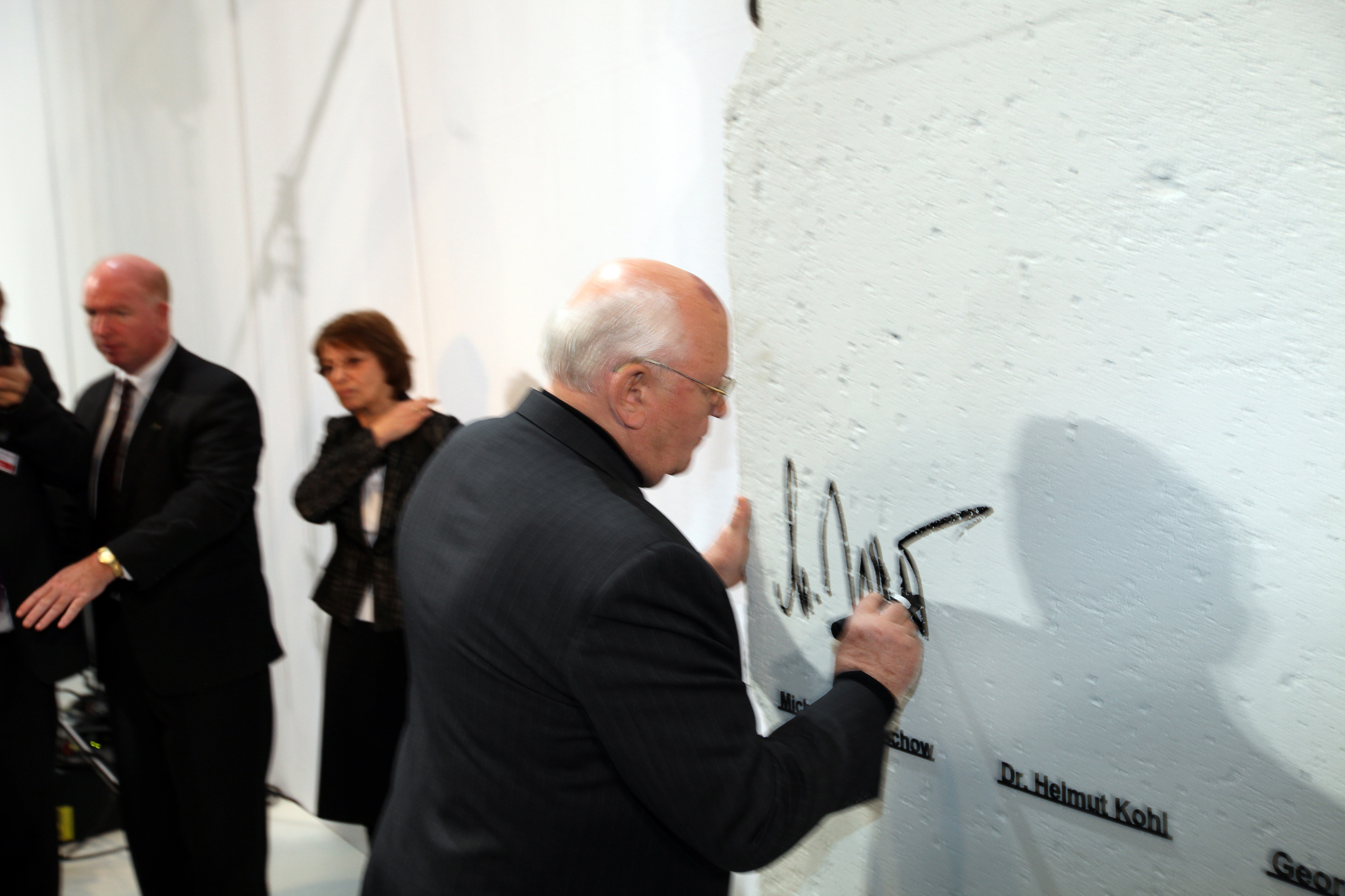 Michail Gorbatschow signiert das Berliner Mauerstück von VNG