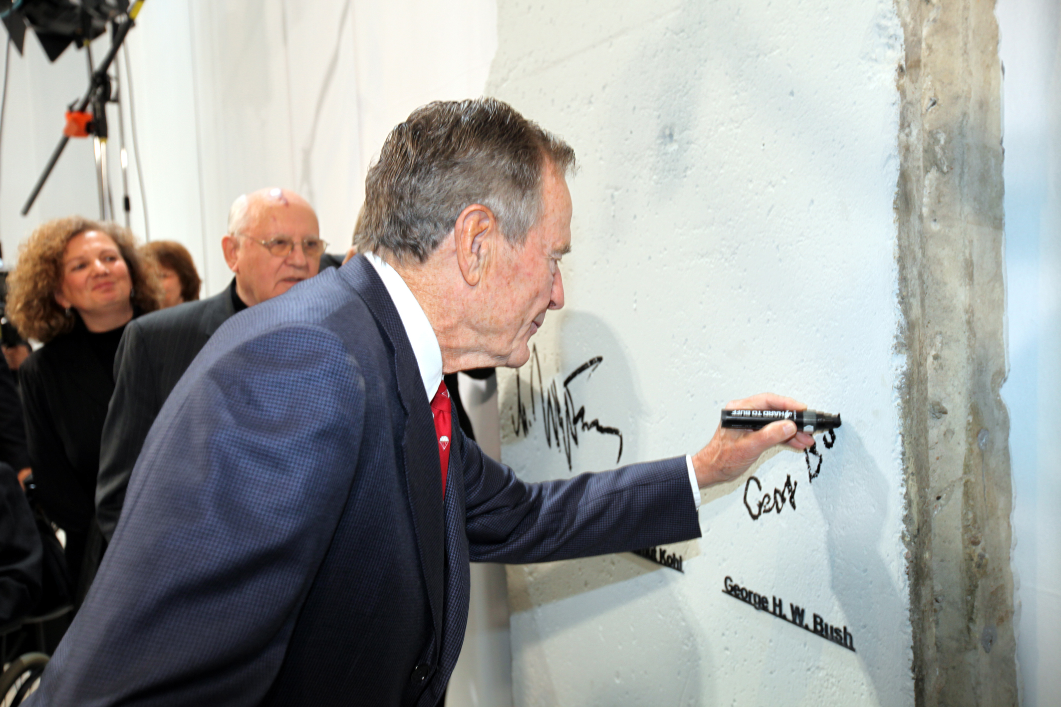 George H. W. Bush signiert das Berliner Mauerstück von VNG