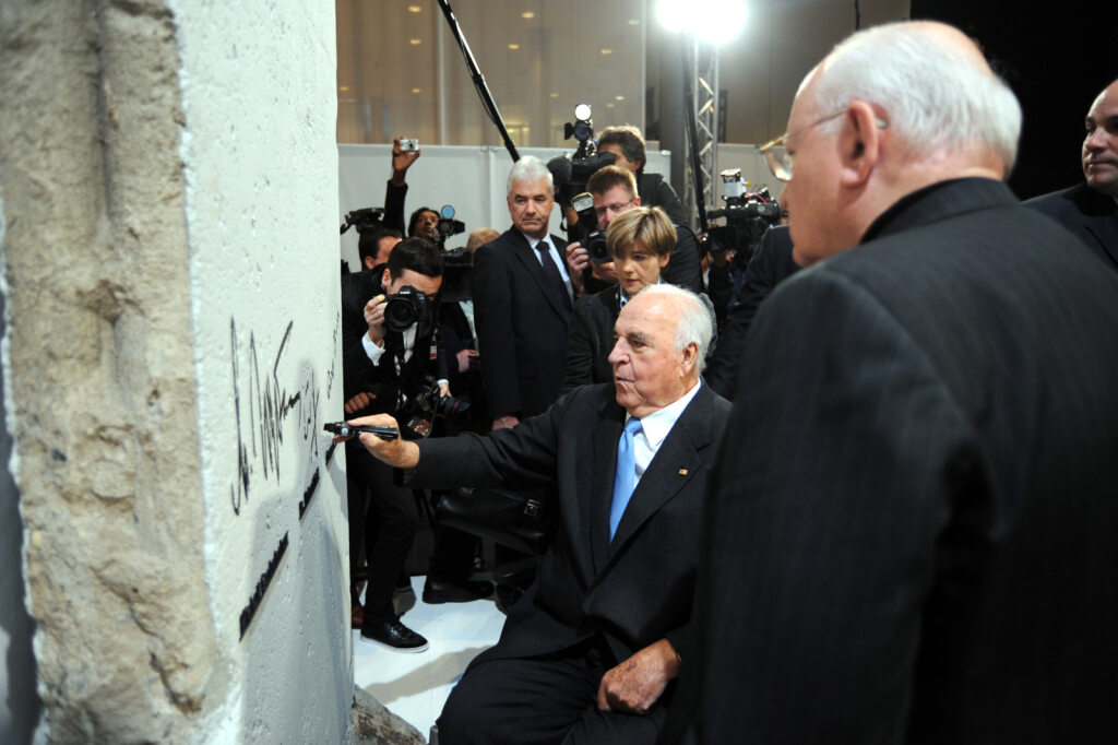 Helmut-Kohl signiert das Berliner Mauerstück von VNG