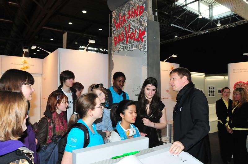 Schulklassen erhalten vor Ort Geschichtsunterricht direkt am Mauerstück