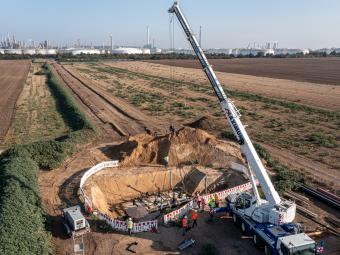 Einheben der Abzweig-Armatur an den Netzanschlusspunkt. © Fotos: Tom Schulze 