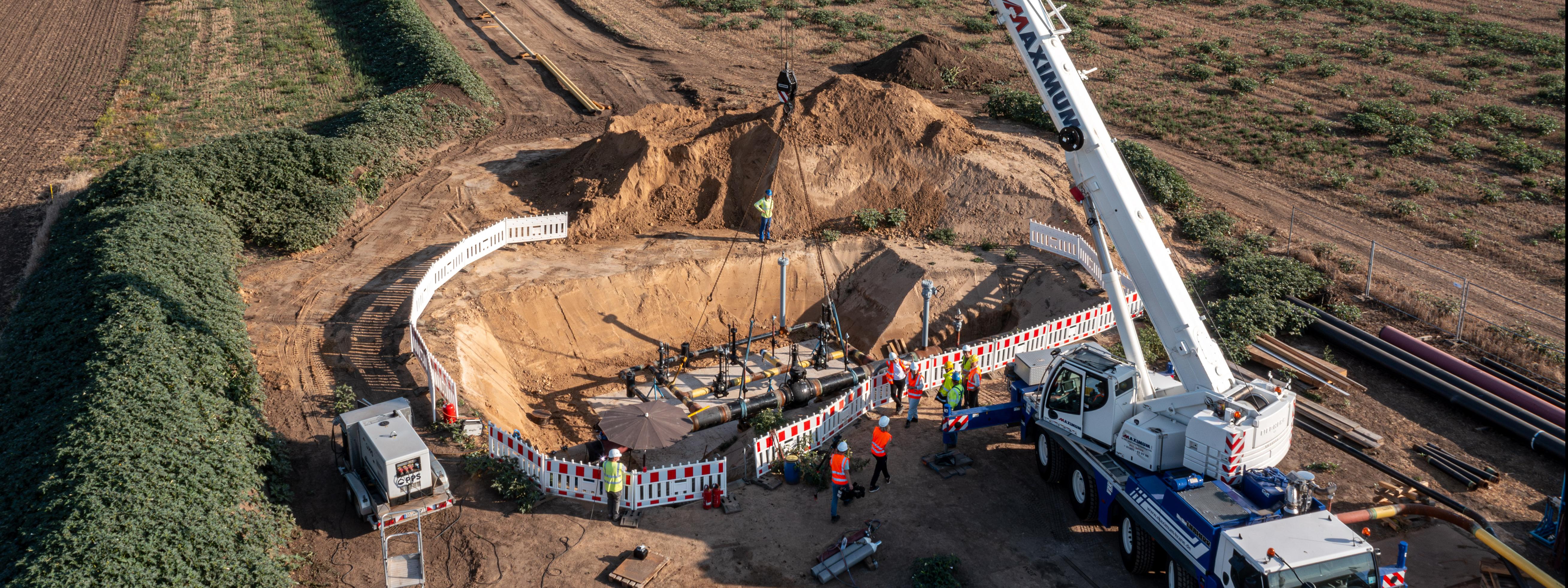 Einheben der Abzweig-Armatur an den Netzanschlusspunkt. © Fotos: Tom Schulze 